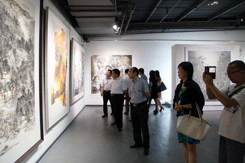 省文联文艺创作研讨会参会代表参观2014四川美术作品展 艺术与灵感的交汇